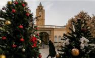 درخت های کریسمس در جلفای اصفهان روبه روی کلیسای وانک