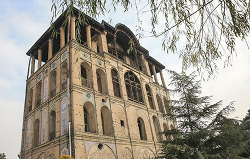 نمای بیرونی کاخ سلطنت آباد در خیابان پاسداران