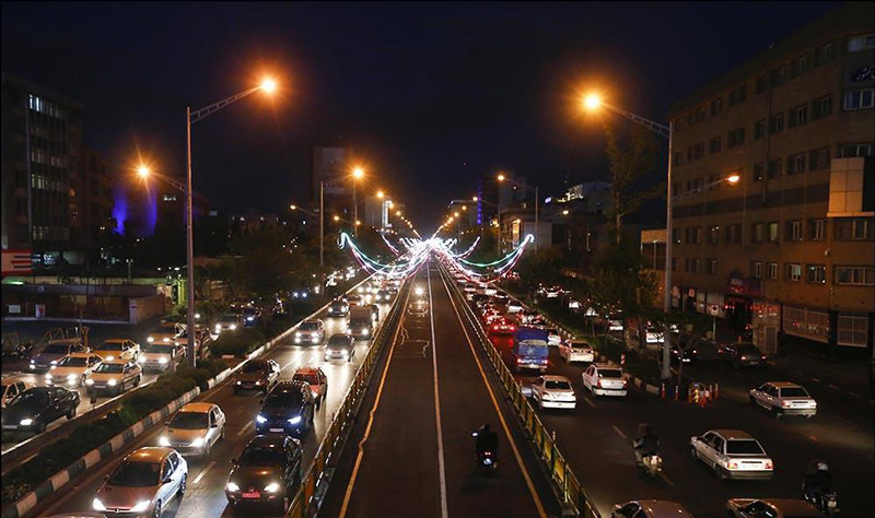 نمایی از خیابان ازادی تهران در شب و تردد وسایل نقلیه