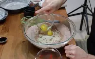 اضافه کردن تخم مرغ به مواد کیک شکلاتی
