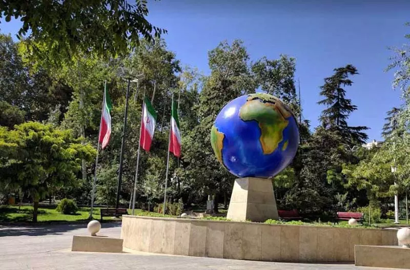تندیس کره زمین در پارک شریعتی تهران