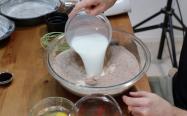 اضافه کردن شیر به مواد خشک کیک شکلاتی