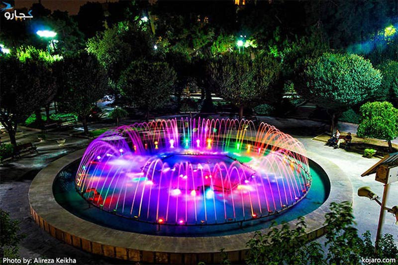 آب نماهای رنگی پارک کوروش در شب