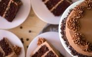 کیک شکلاتی تولد با چندین برش از آن