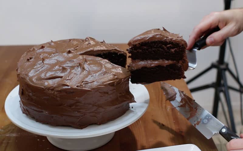 یک برش کیک شکلاتی با روکش خامه شکلاتی