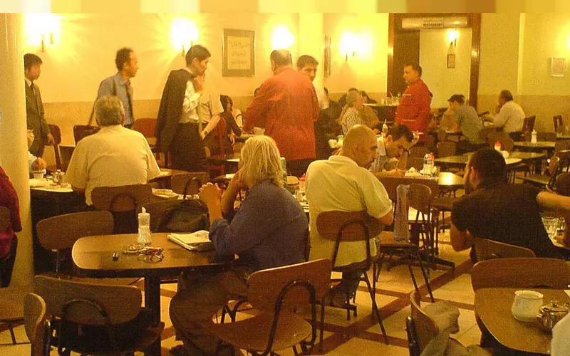 مشتریان در حال صرف غذا و نوشیدنی در کافه نادری