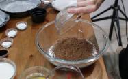مخلوط کردن مواد خشک کیک شکلاتی