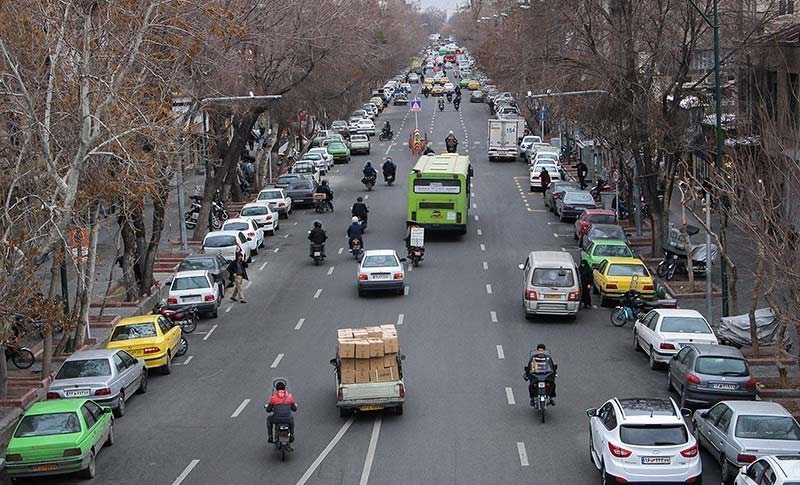 نمایی از بالای خیابان خیام تهران و تردد در این خیابان