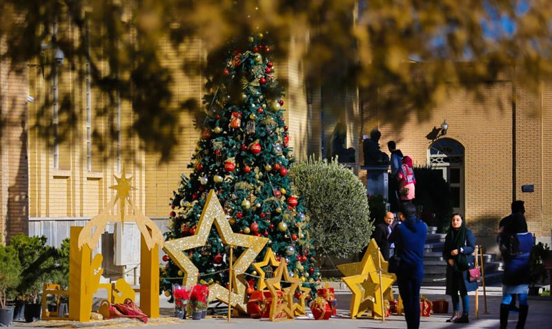 درخت کریسمس و ستاره های طلایی مقابل کلیسای وانک اصفهان