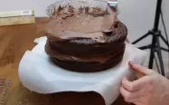 کرم شکلاتی لا به لای کیک شکلاتی