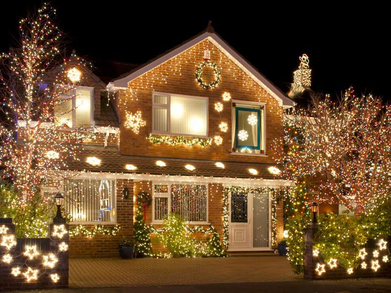 ریسه کشی و چراغانی زیبا در ورودی منزل برای جشن کریسمس
