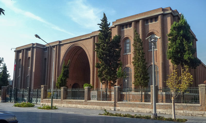 تصویر ورودی موزه ملی ایران در خیابان سی تیر