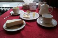 چیزکیک و قهوه در میز چهارنفره کافه نادری