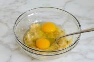 شکستن تخم مرغ ها