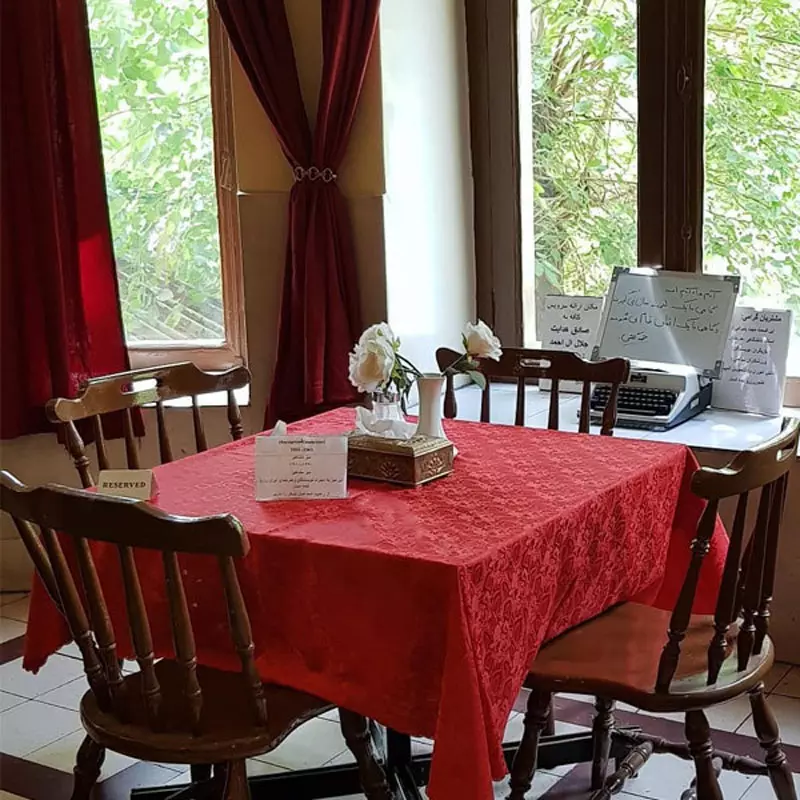 رومیزی و پرده های مخمل و میز و صندلی لهستانی در کافه نادری
