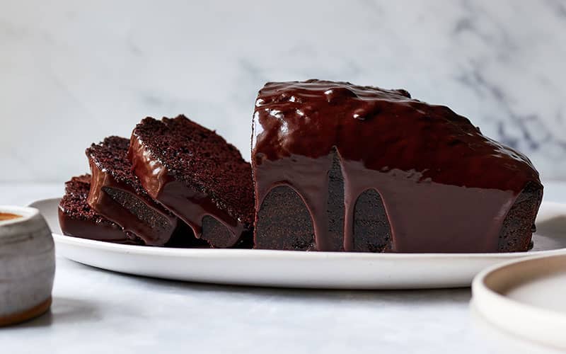 سس شکلات روی کیک شکلاتی