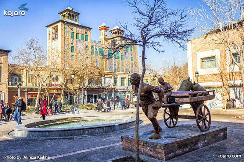 تصویری از مجسمه های باربر در تقاطع خیابان های ناصر خسرو و کوچه مروی