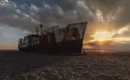 کشتی به گل نشسته در دریاچه ارومیه
