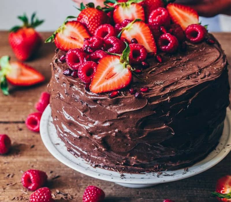 کیک شکلاتی با تزیین توت فرنگی و تمشک