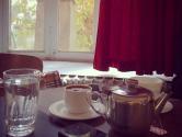 فنجان چای با قوری استیل قدیمی در کافه نادری