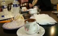 قهوه ترک و کیک در کافه نادری