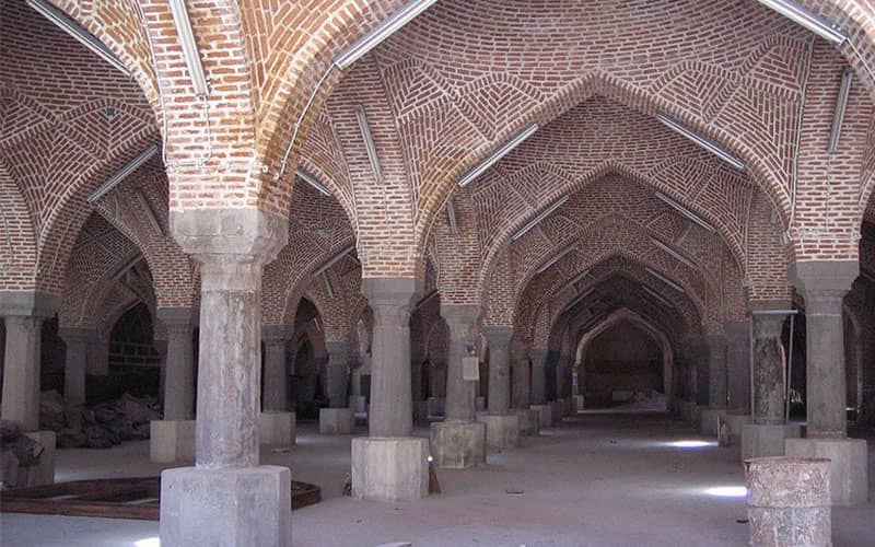 ستون های سنگی و طاق های مسجد جامع تبریز