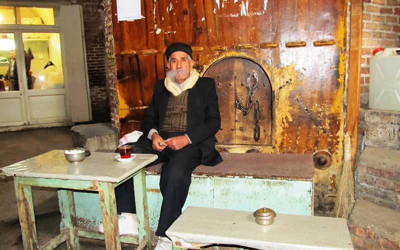 پیرمردی در بازار تاریخی تبریز