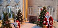 درختچه های کریسمس و مجسمه هاس بابانوئل مقابل موزه کلیسای وانک