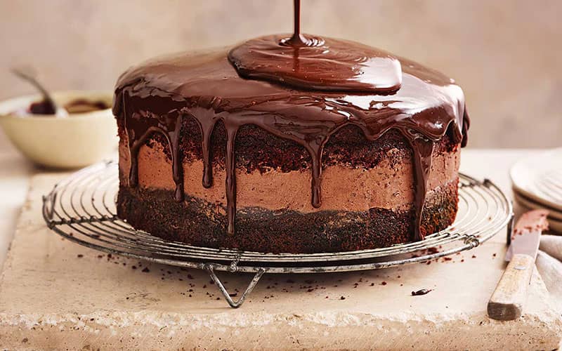 ریختن سس شکلاتی روی کیک خیس