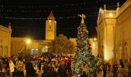 درخت کریسمس و ازدحام مردم مقابل کلیسای وانک در شب کریسمس
