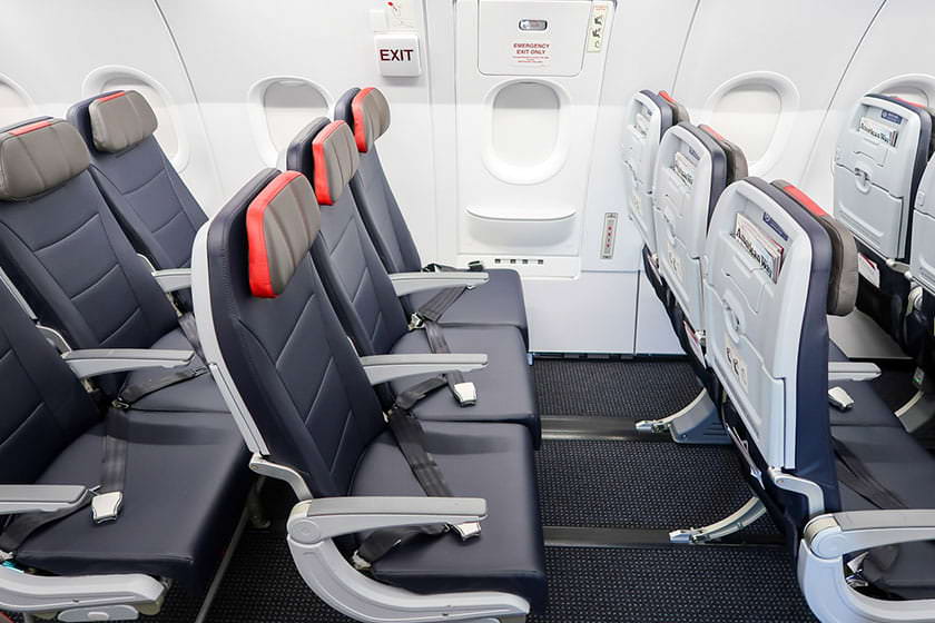چه افرادی مجاز به نشستن در صندلی‌های کنار در اضطراری هواپیما نیستند؟