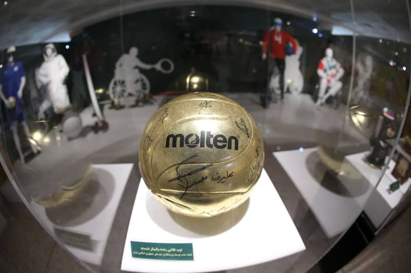 توپ طلایی والیبال نشسته در موزه ورزش