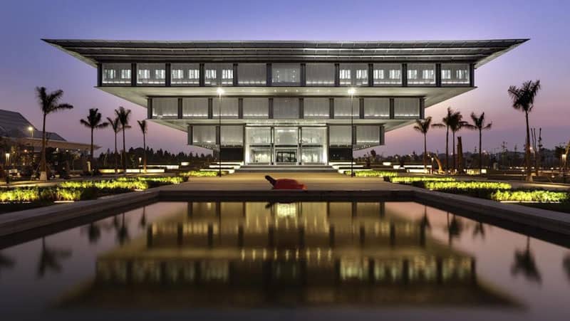 انعکاس ساختمان موزه هانوی در دریاچه، ویتنام