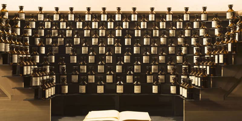 شیشه های عطر در موزه عطر فراگونار