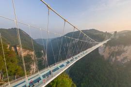 مرتفع‌ ترین پل شیشه‌‌ ای جهان را با تور مجازی ببینید