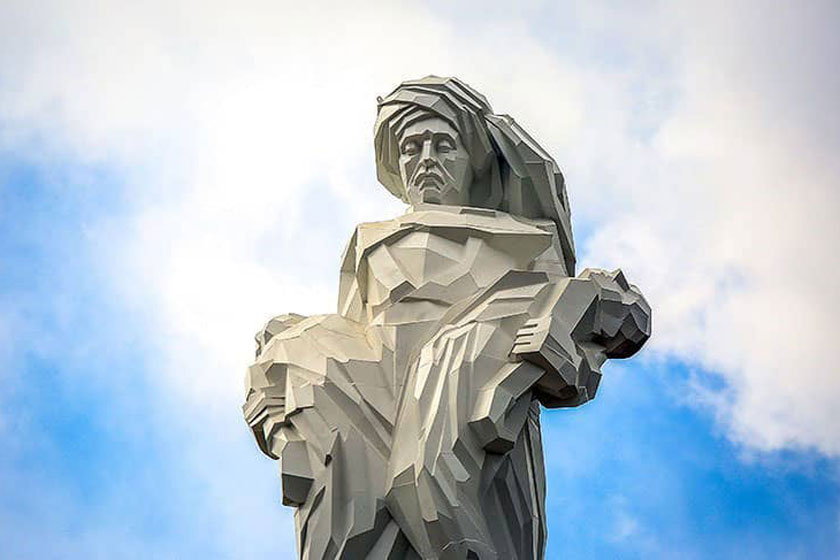 بزرگترین مجسمه سنندج؛ نماد یادبود شهدای بمباران شیمیایی کردستان