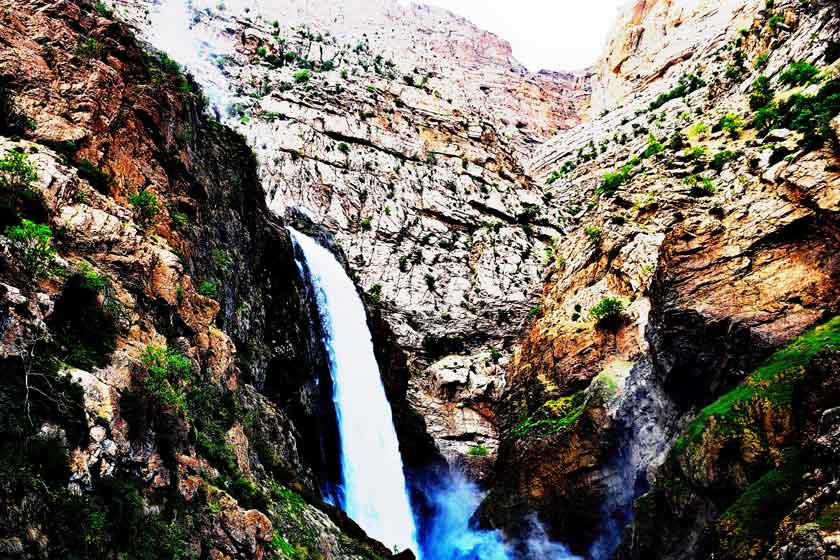  آبشار تنگ زندان ؛ آبشاری تماشایی در استان چهارمحال و بختیاری
