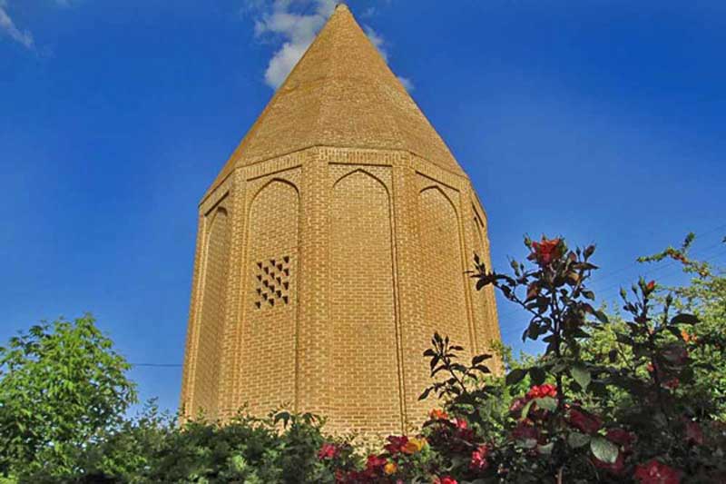 بنای هرمی و آجری برج قربان همدان