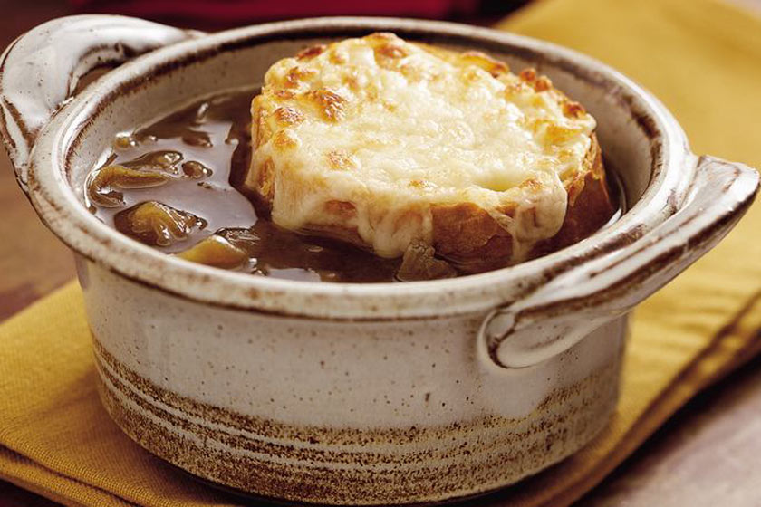 طرز تهیه سوپ پیاز فرانسوی؛ یکی از مشهورترین سوپ‌ها در دنیا