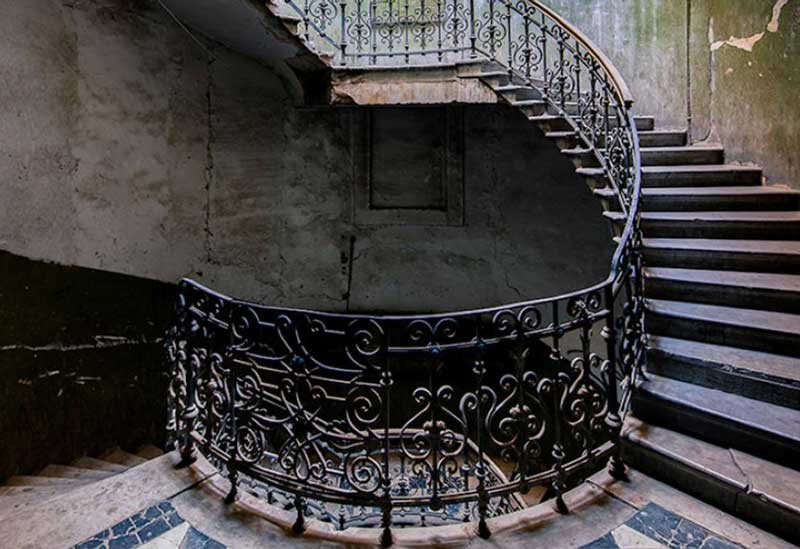 راه پله های سیاه چال مانند حمام های تفلیس 