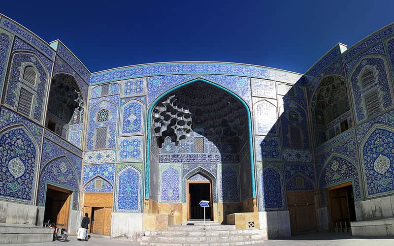دیوار مسجدی با کاشی کاری فیروزه ای