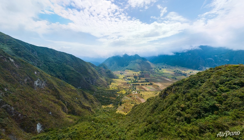 تصویری از یک منطقه کوهستانی در شهر کیتو