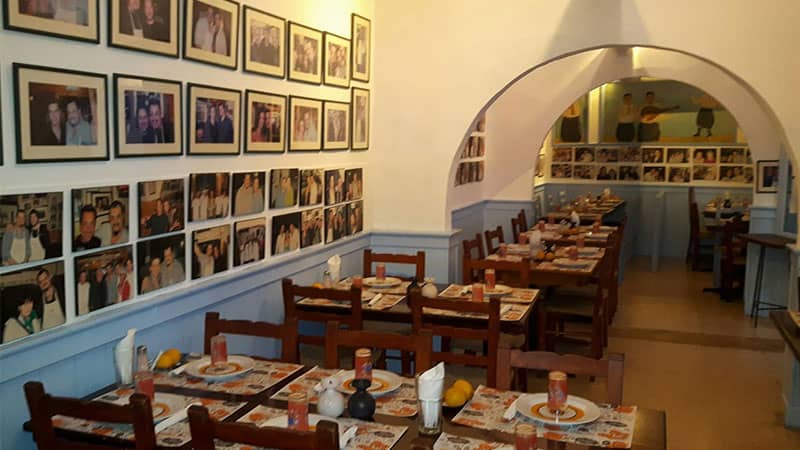 رستورانی ساده با دیواری پر از عکس