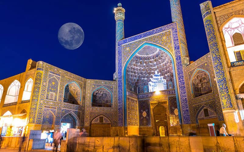 ایوان بزرگ مسجد با کاشیکاری فیروزه ای و ماه در آسمان