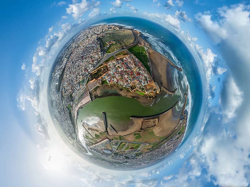 تصویری پانوراما از کره زمین و دریایی در وسط آن