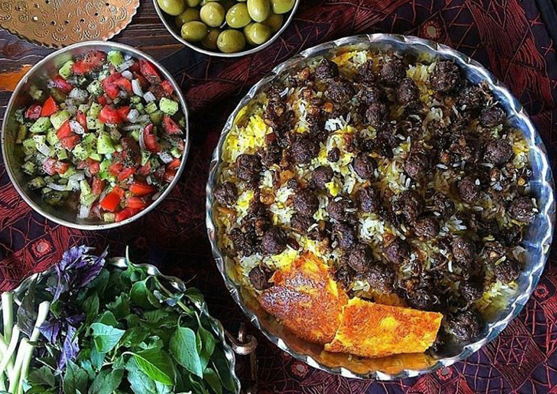 قنبر پلو، سالاد شیرازی، زیتون و سبزی خوردن