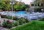 رستوران هتل تبریز در فضای باز کنار استخر و منظره گل و گیاه