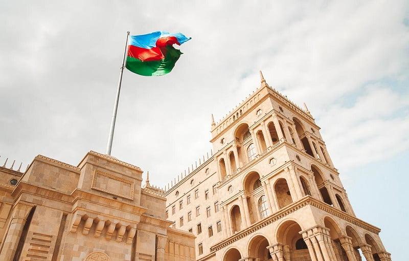 ساختمان دولت در باکو با یک پرچم افراشته