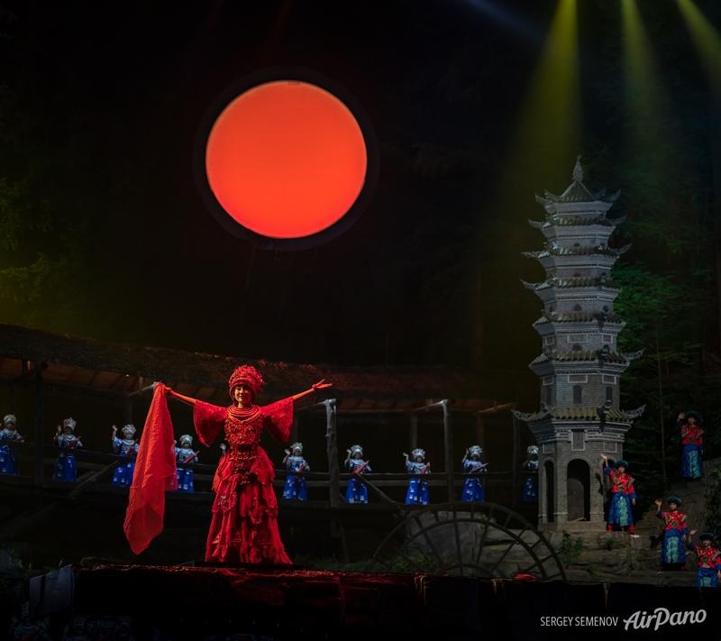نمایش سنتی در سالن تئاتر فنگهانگ چین