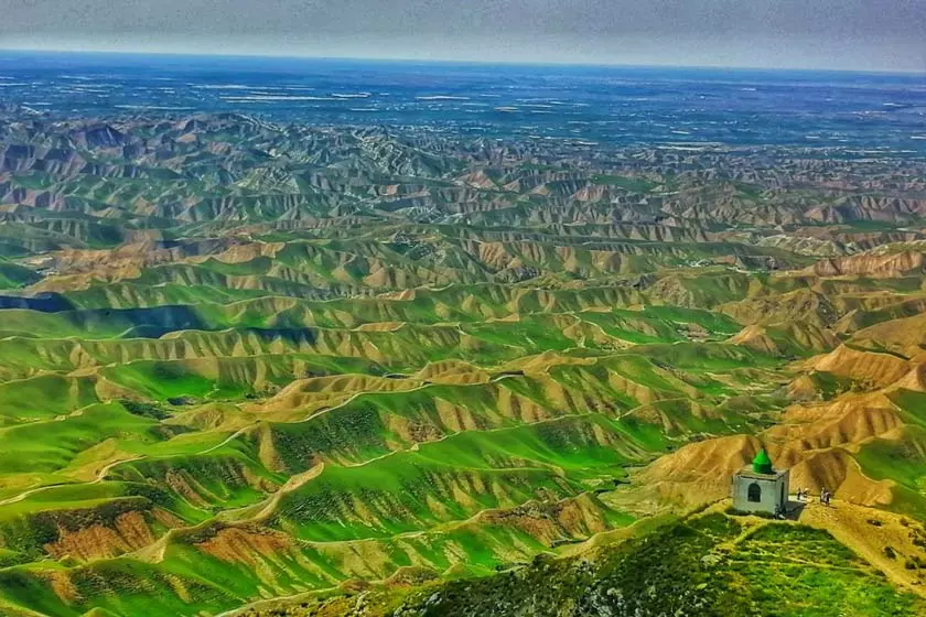 تپه ماهورهای هزار دره در دشت ترکمن صحرا با پوشش سبز